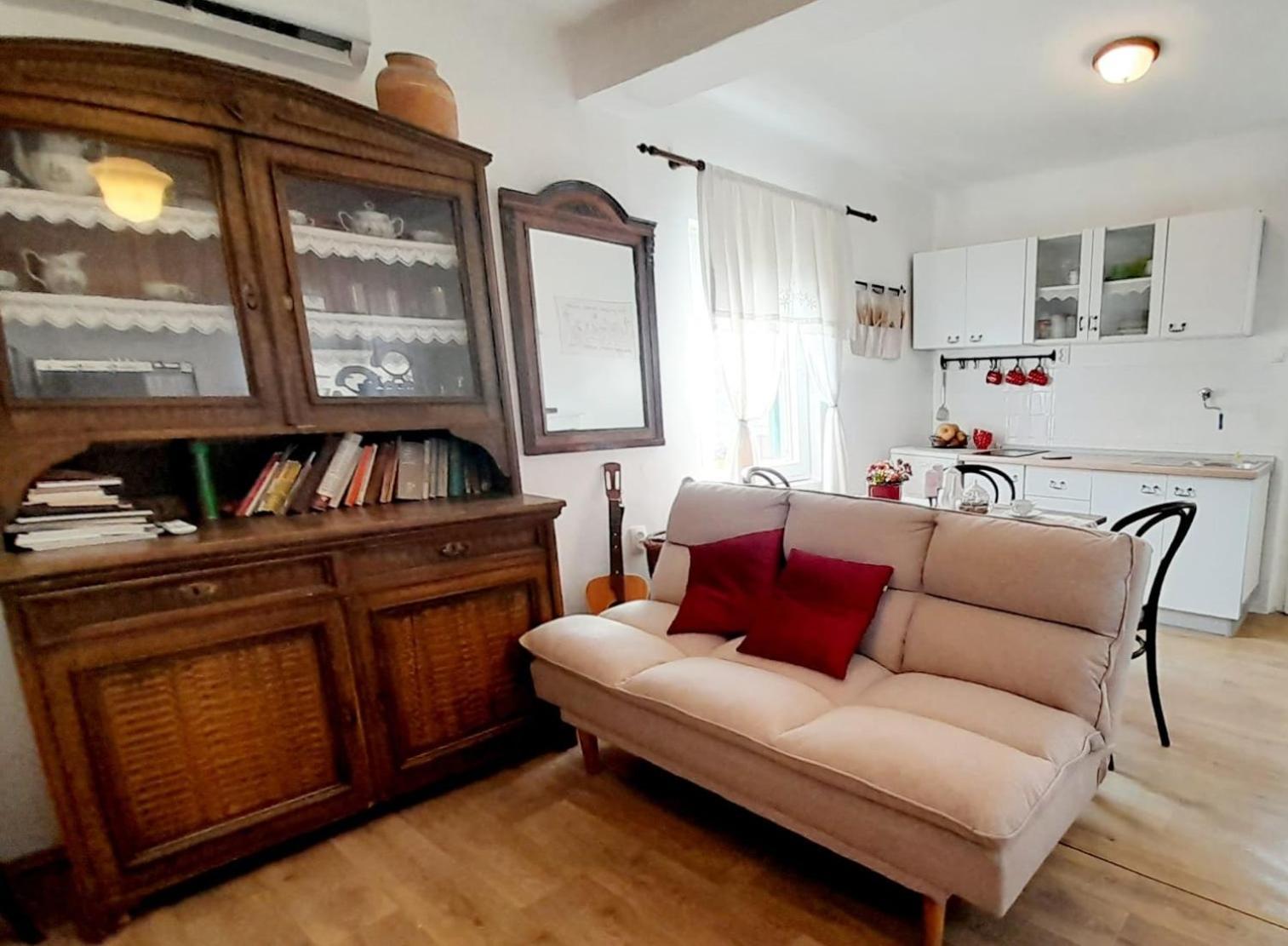 Dida Roko, Rustikalni Apartman S Terasom Kastela Exterior photo